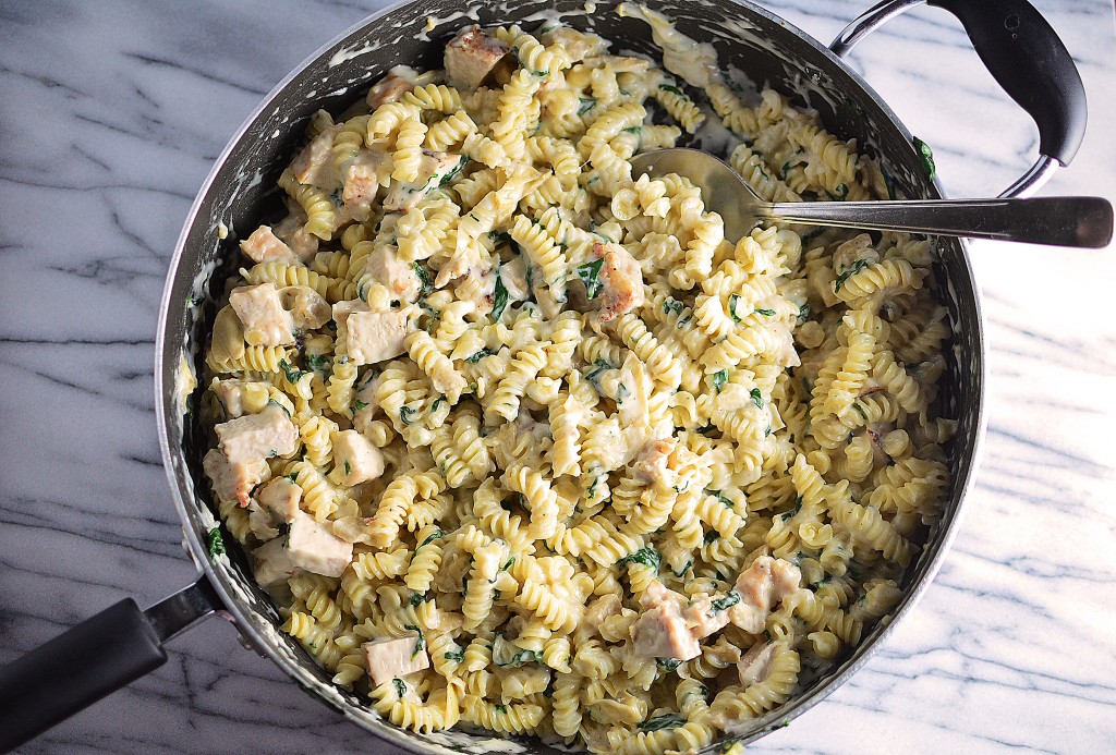 Spinach and Arichoke Mac and Cheese aerial pan