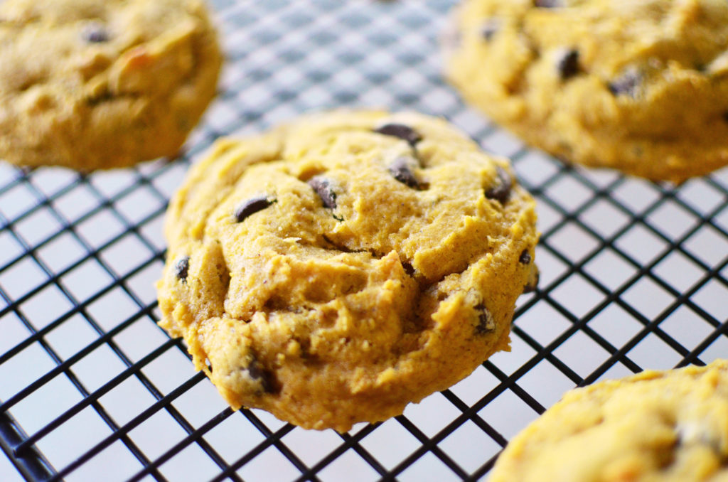 pumpkin-chocolate-chip-cookies-close-rack